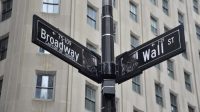 Kepanikan bank mereda di Wall Street. Selanjutnya: Kepanikan Fed