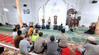 Taraweh Bersama Warga Pepayungen Angkup, Kapolres Aceh Tengah : Pastikan Saat Ke Masjid Kompor Mati Dan Awasi Anak