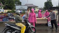 Berkah Ramadhan, Polsek Pegasing Dan Bhayangkari Bagikan Takjil Kepada Warga dan Pengguna Jalan