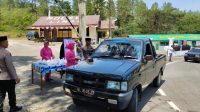 Kepedulian Dengan Sesama Di Bulan Ramadhan, Polsek Linge Dan Bhayangkari Bagikan Takjil Kepada Warga