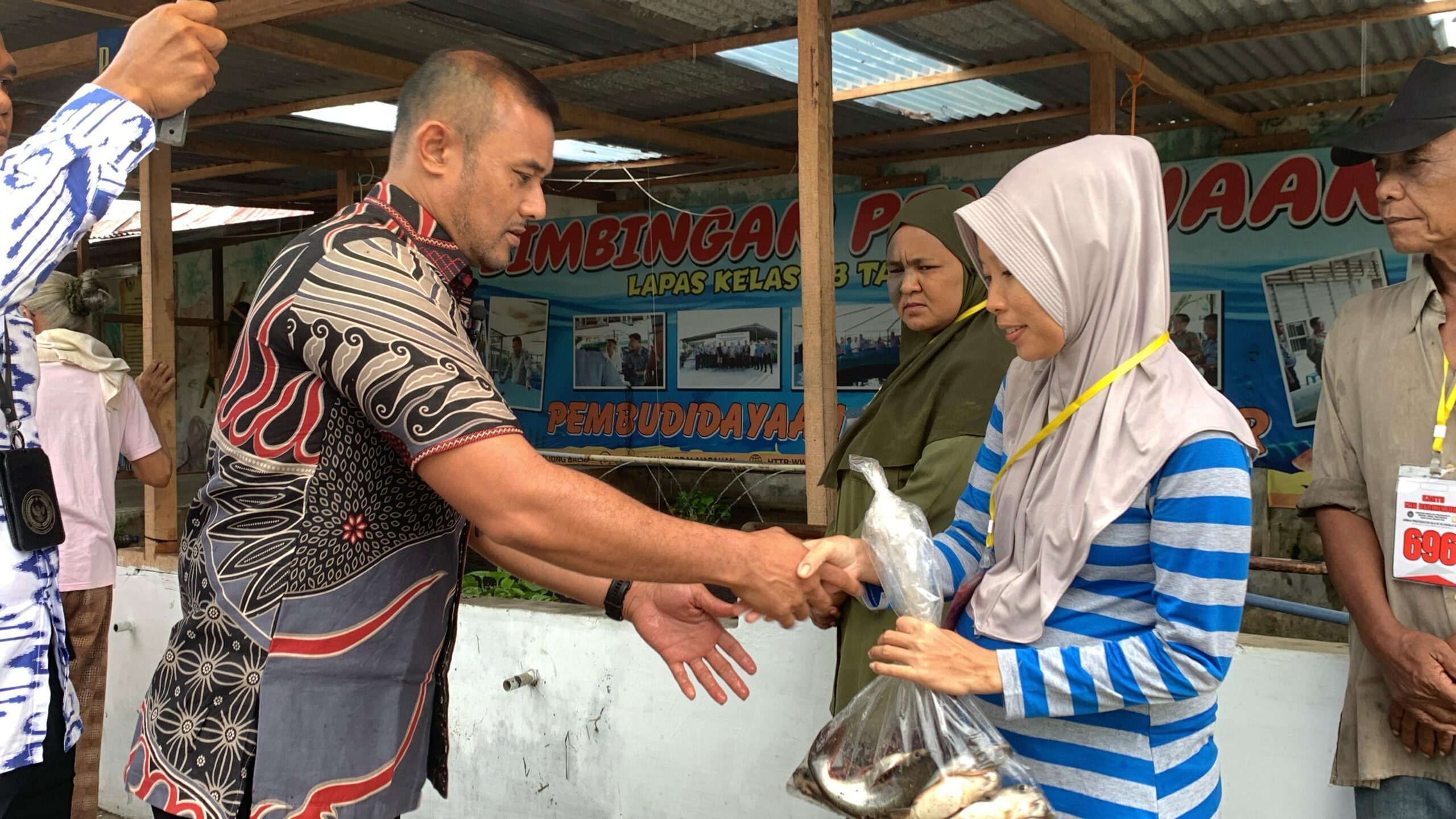 Lapas Tanjungbalai Asahan Bagikan Ikan Patin kepada Masyarakat Sekitar